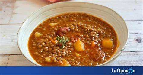 Plato de arroz con lentejas tradicional servido en cazuela