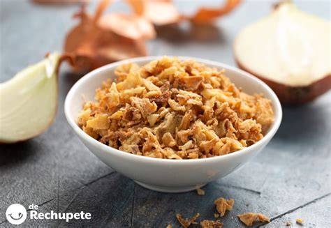 Mujaddara con cebolla frita crujiente por encima