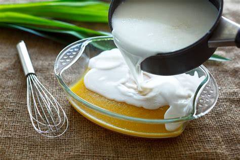 Nata vegetal casera en un recipiente