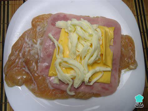 Pechuga de pollo abierta con jamón y queso