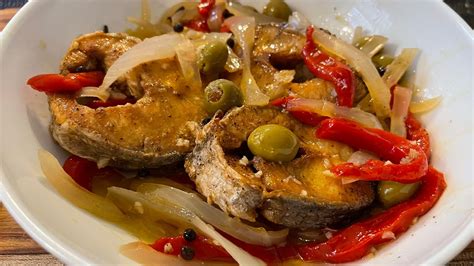 Pescado en escabeche reposando