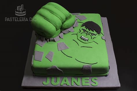 Boceto de pastel de Marvel con puño de Hulk