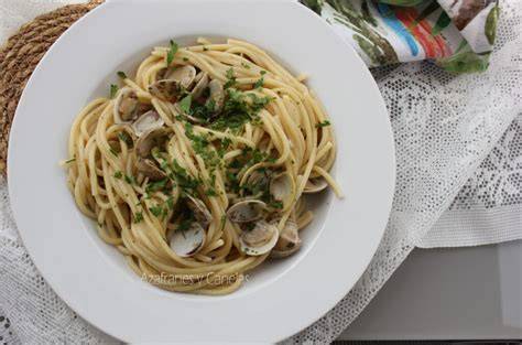 Espaguetis con almejas y alcachofas en un plato