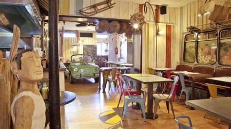 Interior de la Creperie Bretonne Annaick con su icónica furgoneta