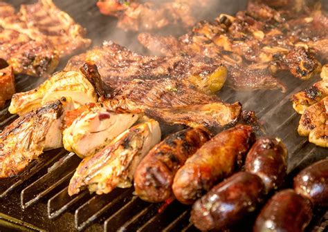 Parrillada argentina con pollo, res y chimichurri
