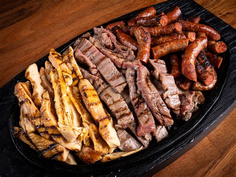Parrillada mixta de pollo, res, camarones y verduras a la parrilla
