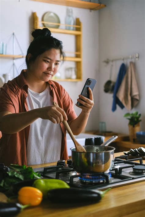 Mujer cocinando con un kit de comida a domicilio