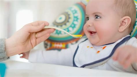 Bebé de 6 meses comiendo una arepa