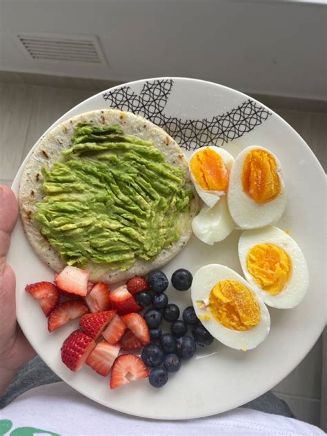 Plato de desayuno BLW con arepa y frutas