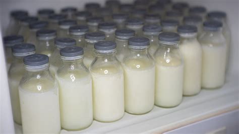 Imagen de leche materna refrigerada con la 