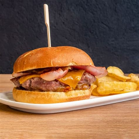 Hamburguesa Baconaptor con patatas fritas
