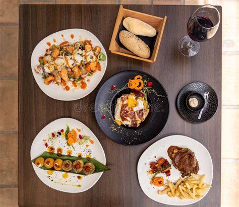 Variedad de platos en un restaurante, incluyendo arepas, croquetas y ensaladas