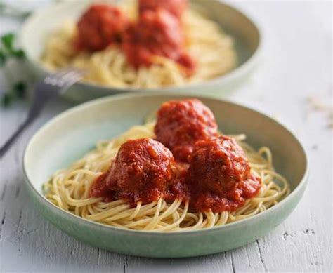 Espaguetis con salsa y albóndigas