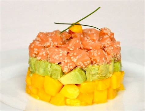 Tartar de salmón, mango y manzana emplatado con un aro