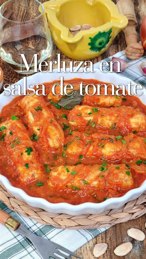 Merluza cocinándose en sartén con ajo y laurel