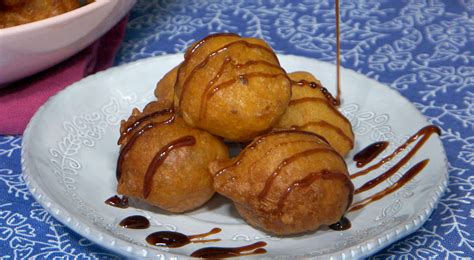Buñuelos con salsa de leche condensada