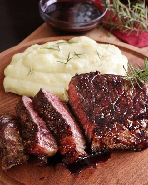 Plato de bife de chorizo con guarnición en Pucará