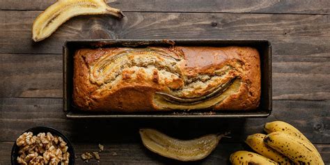 Banana bread recién horneado con plátanos y nueces