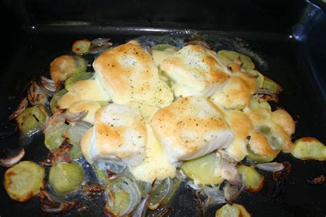 Bacalao en bandeja de horno con alioli antes de gratinar