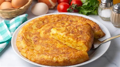 Tortilla de escalivada recién hecha en un plato