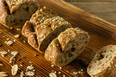 Pan vegano sin gluten recién horneado y rebanado