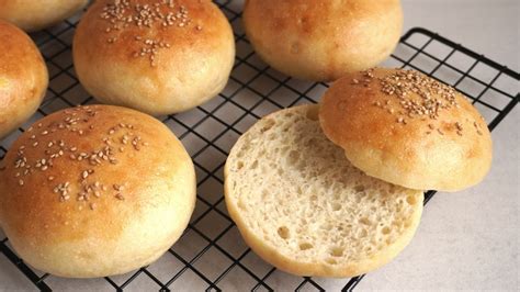 Panes de hamburguesa veganos sin gluten listos para servir