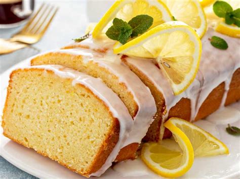 Rebanada de panqué vegano de limón con glaseado