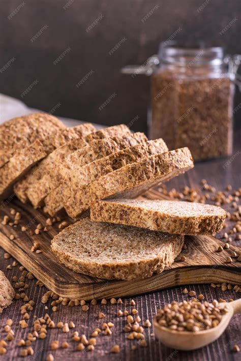Pan de trigo sarraceno en rodajas sobre una tabla de madera