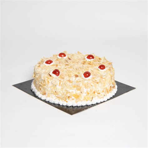 Tarta de nata con almendras espolvoreadas