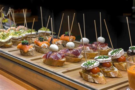 Barra de pinchos y tortillas variadas