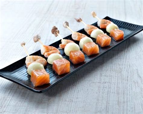 Brochetas de salmón ahumado y melón con menta
