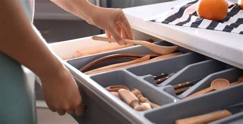 Organización de utensilios de cocina en un panel