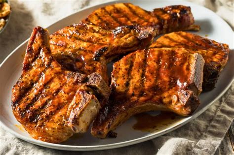 Chuletas de cerdo ibérico frescas listas para cocinar