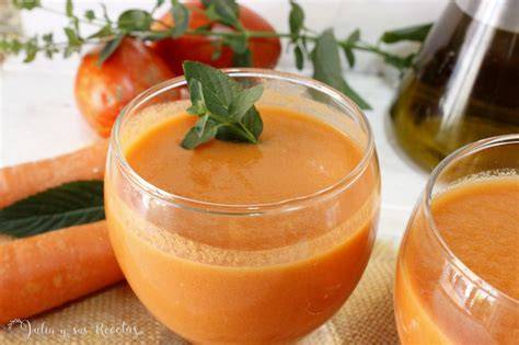 Ingredientes frescos para gazpacho de zanahoria y manzana