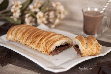 Hojaldre relleno de chocolate y avellanas recién horneado