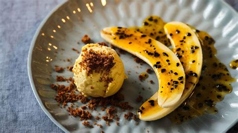 Plátanos asados con chocolate y helado