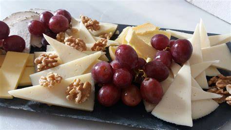 Estrellas de hojaldre con queso, nueces y uvas