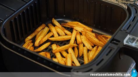 Patatas fritas cortadas en bastones listas para cocinar en freidora de aire