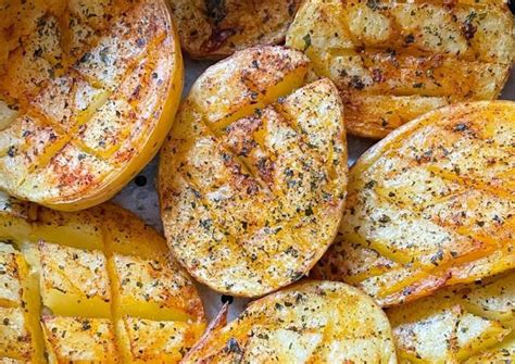 Patatas asadas doradas y crujientes en una cesta de freidora de aire