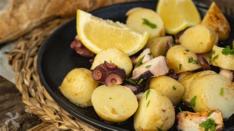 Patatas a la griega con limón y hierbas en un plato