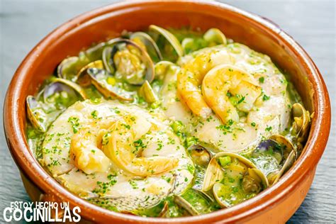 Merluza en salsa verde con almejas y huevo cocido