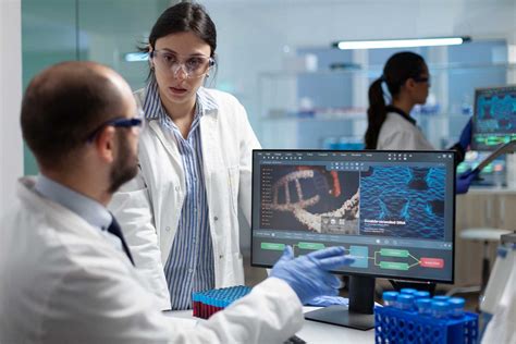 Estudiantes de Ingeniería Biomédica en un laboratorio