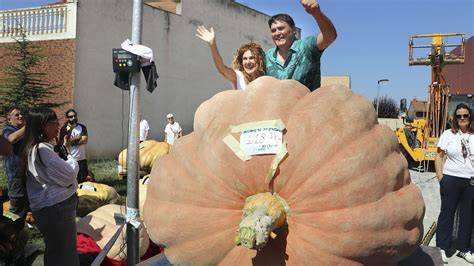 Sergio García junto a su calabaza gigante de 608 kg