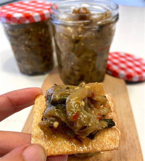 Plato de atún en escabeche con berenjenas