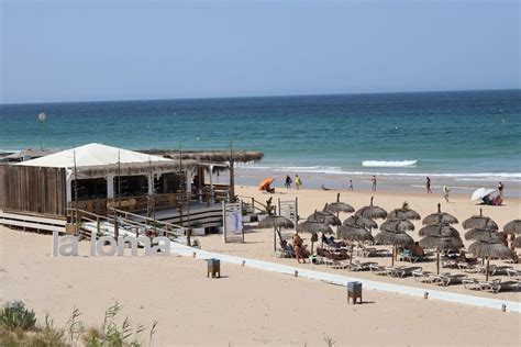 Vista panorámica de un chiringuito a pie de playa en Roquetas de Mar
