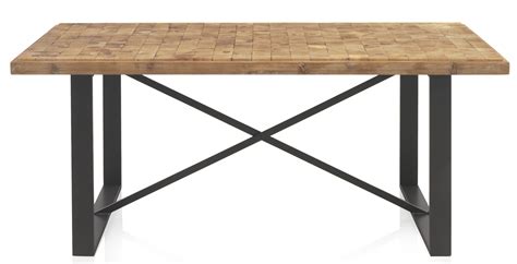 Plato de tapas variadas servido en una mesa de madera frente al mar