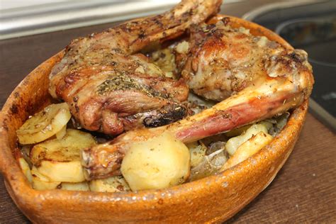 Cabrito al horno con guarnición de patatas