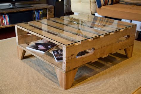 Mesa de centro con palets y tablero de madera