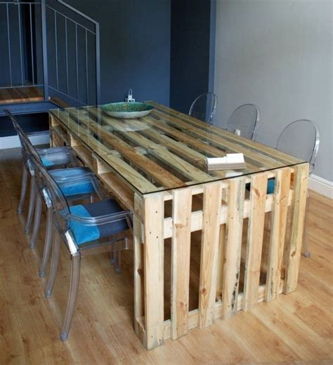 Mesa de comedor de palets con tapa de cristal
