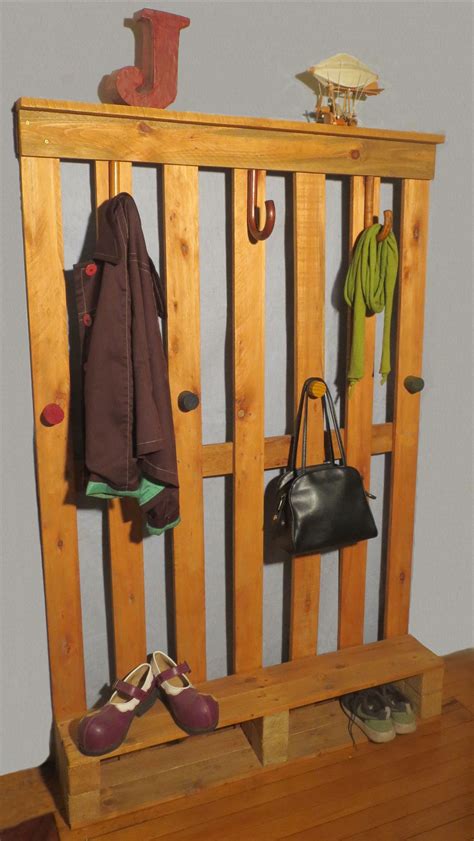Perchero de pared hecho con madera de palet